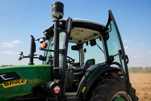 Cabina înălțată a tractorului SPIKE TK 1054 Common Rail, în câmp
