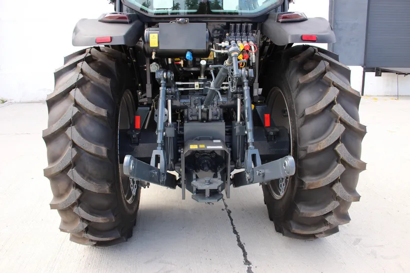 Mecanismul de ridicare posterior și distribuitorul hidraulic ale tractorului SPIKE TK 1054