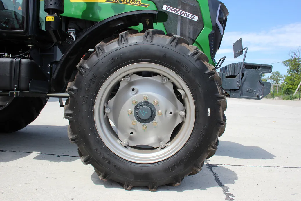 Roata față și puntea ranforsată ale tractorului SPIKE TK 1054