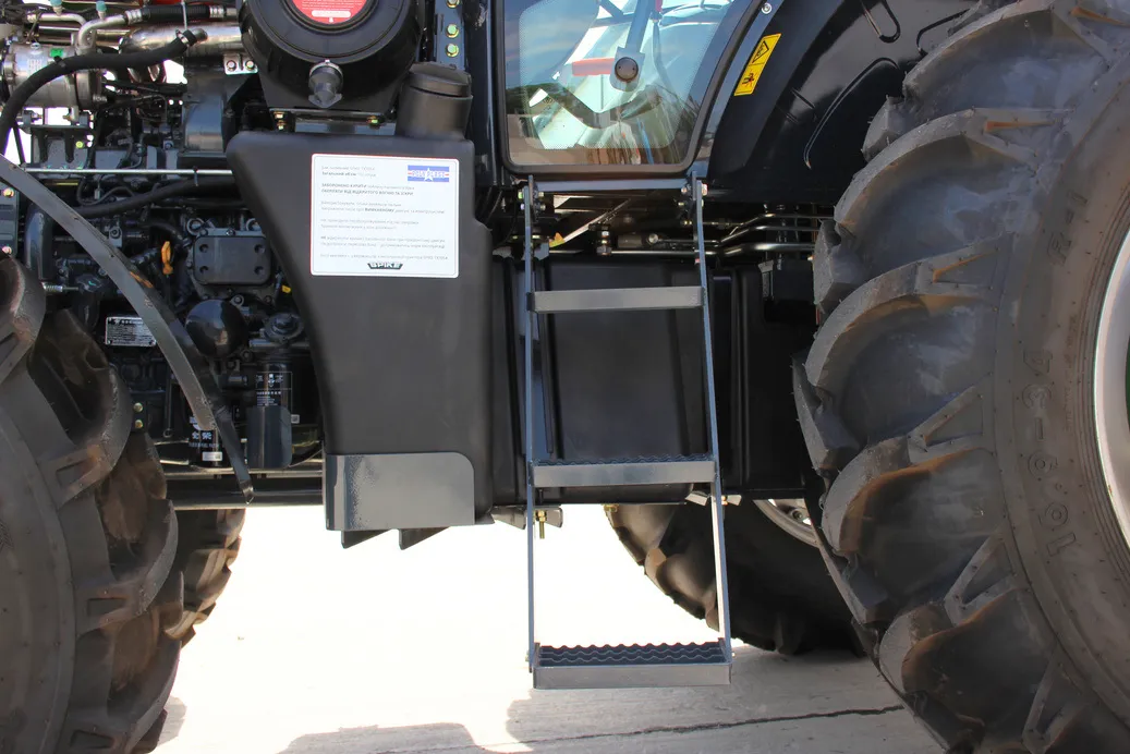 Rezervorul de combustibil de 270 l al tractorului SPIKE TK 1054 Common Rail