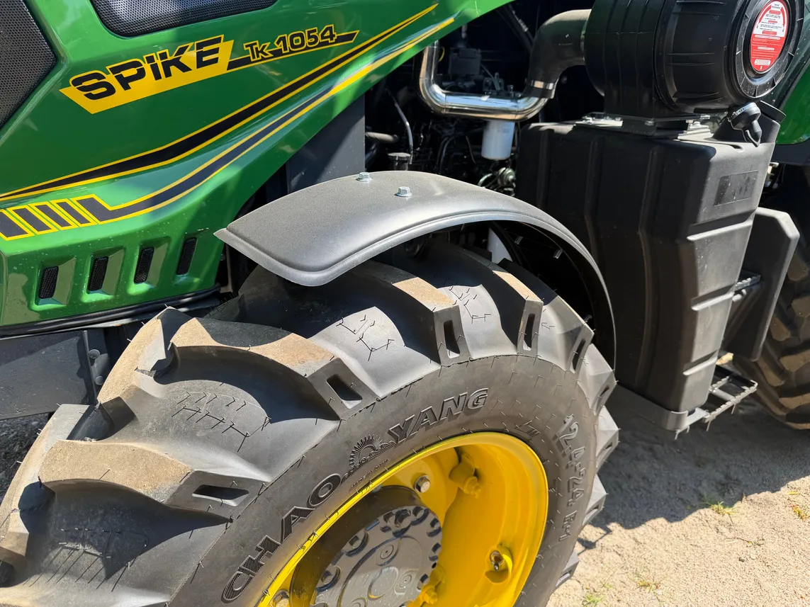 Reinforced front axle and yellow-rim wheel of the SPIKE TK 1054