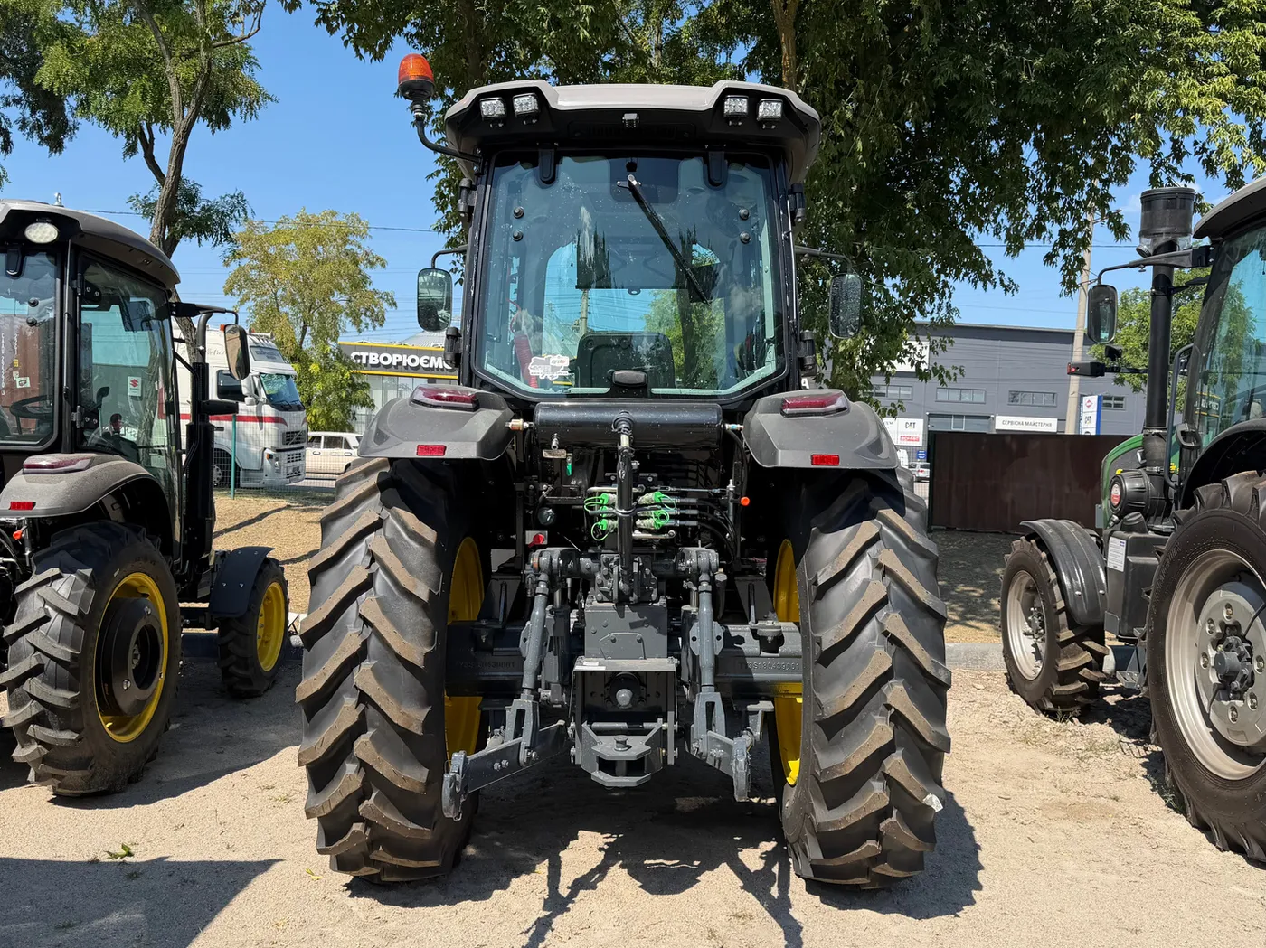 SPIKE TK 1054 mechanical injection, rear view among other tractors