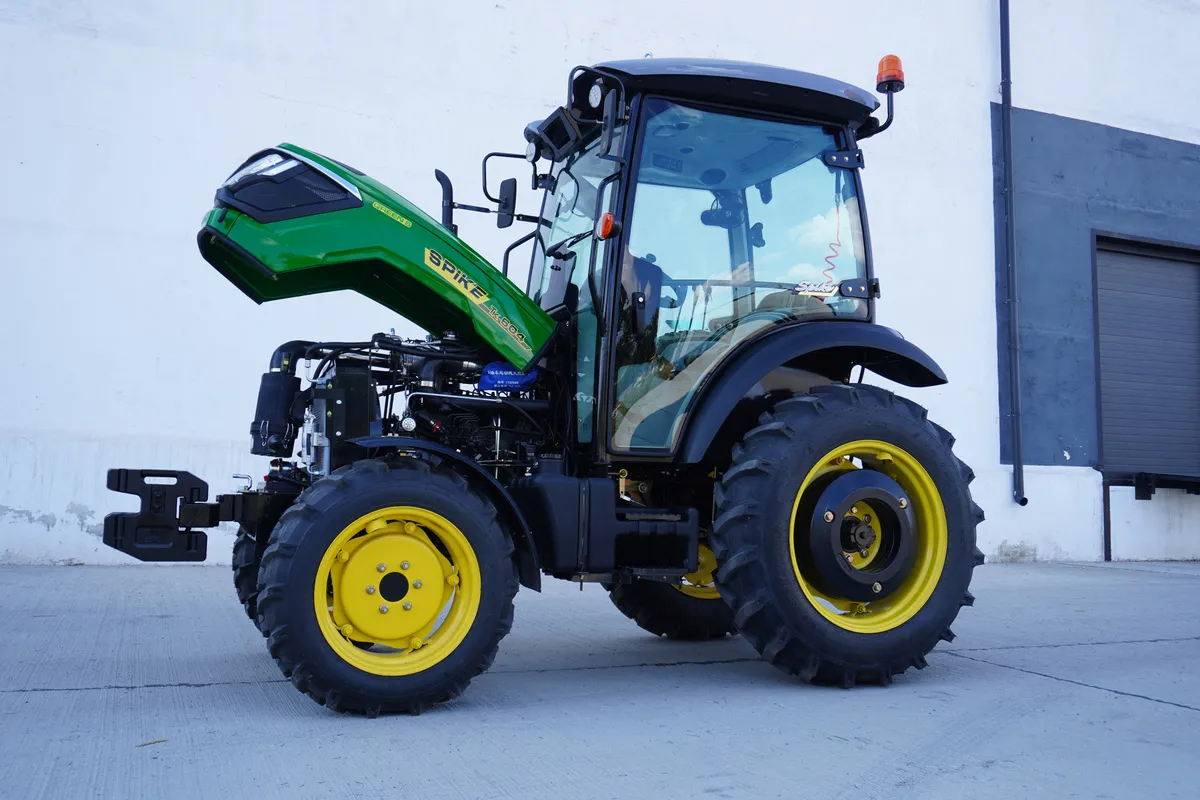 SPIKE TK 604 cu capota ridicată, acces la motor