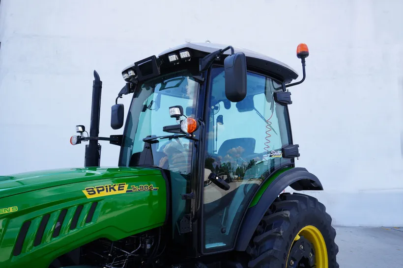 Cabina tractorului SPIKE TK 904 cu eticheta modelului pe capotă