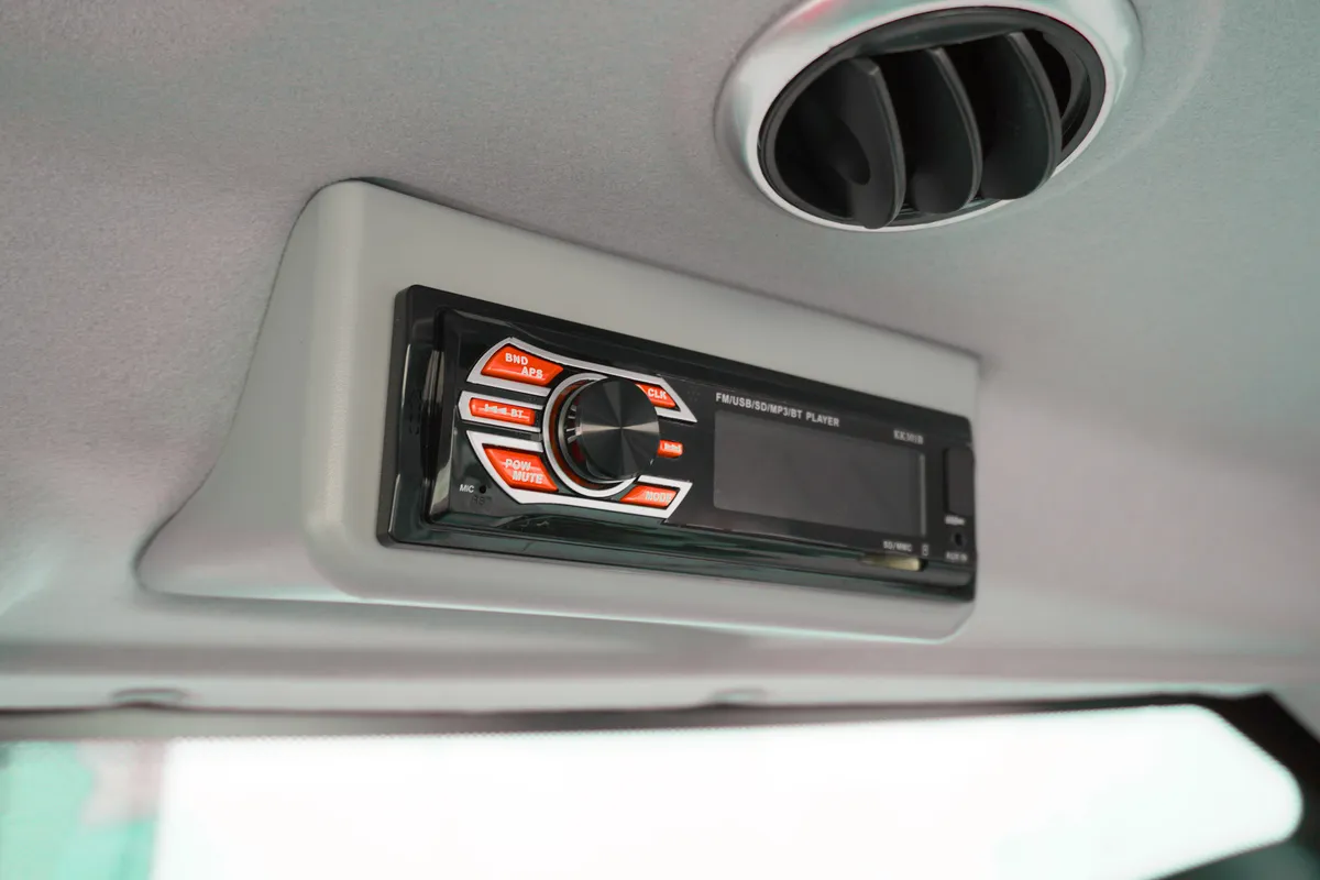 Radioul MP3 montat în plafonul cabinei SPIKE TK 904